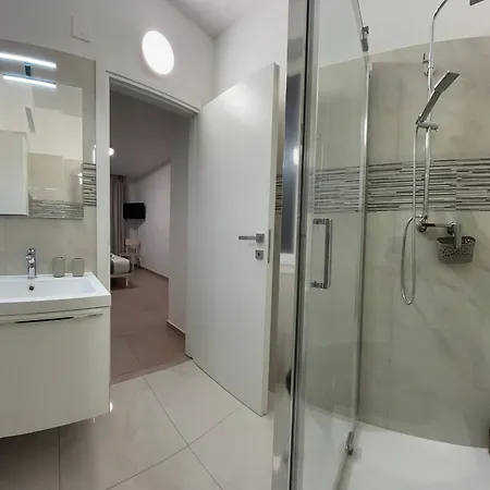 Guest house *veranda's Rooms* - Free Parking In *