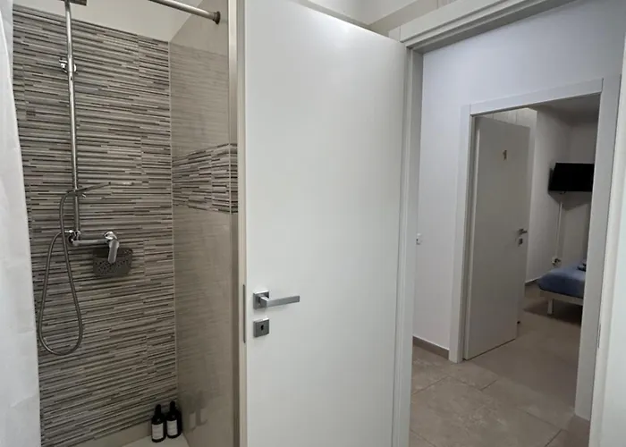 La Veranda Guest - Free Public Transport & Parking, Close To Center Gasthof 3*